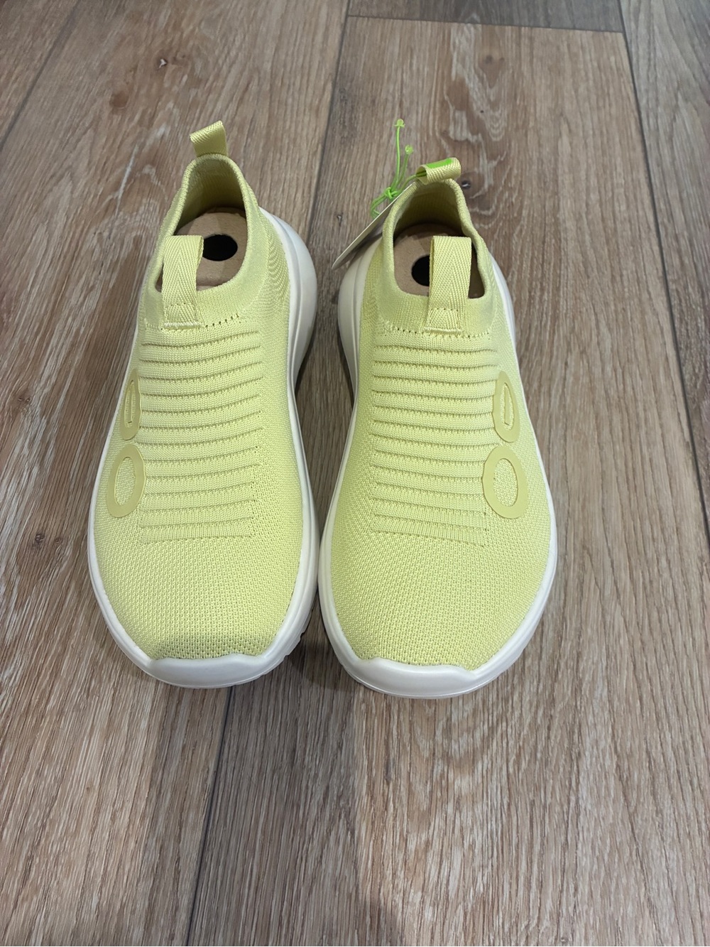OOFOS Women’s 8- Lemon Grass Yellow - NWT - Picture 2 of 7